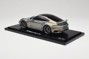 Porsche 911 Turbo S 992 Silver Bamboo Chromaflire With Display Case Spark 1:18 WAP0219100RTSS Živica – obrázok 5 z 7