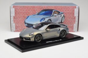 Porsche 911 Turbo S 992 Silver Bamboo Chromaflire With Display Case Spark 1:18 WAP0219100RTSS Živica – obrázok 6 z 7