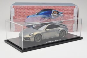Porsche 911 Turbo S 992 Silver Bamboo Chromaflire With Display Case Spark 1:18 WAP0219100RTSS Živica – obrázok 7 z 7