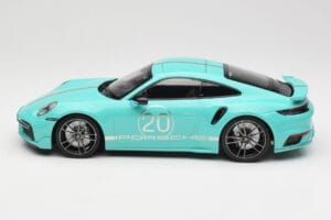 Porsche 911 992 Turbo S Sport Design Package Racing Green Minichamps 1:18 155069175 Kov – obrázok 3 z 6