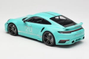 Porsche 911 992 Turbo S Sport Design Package Racing Green Minichamps 1:18 155069175 Kov – obrázok 5 z 6