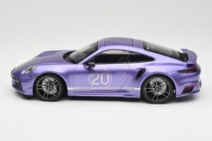 Porsche 911 992 Turbo S Sport Design Package Viola Metallic Minichamps 1:18 155069174 Kov – obrázok 3 z 6