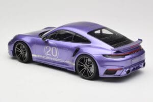 Porsche 911 992 Turbo S Sport Design Package Viola Metallic Minichamps 1:18 155069174 Kov – obrázok 5 z 6