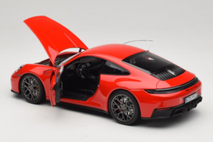 Porsche 911 992.2 Carrera 4 GTS Guards Red Norev 1:18 187171 Kov – obrázok 5 z 8