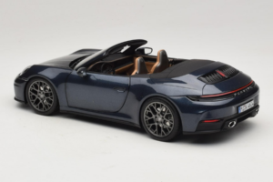 Porsche 911 992.2 Carrera Kabriolet Yachting Blue Norev 1:18 187180 Kov – obrázok 7 z 8