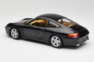 Porsche 911 996 Carrera Čierny Gate 1:18 1043 Kov – obrázok 7 z 8