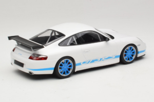 Porsche 911 996 GT3 RS Biely Modré Pruhy Minichamps 1:18 155062021 Kov – obrázok 2 z 6