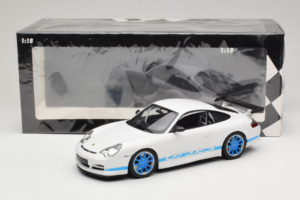 Porsche 911 996 GT3 RS Biely Modré Pruhy Minichamps 1:18 155062021 Kov – obrázok 6 z 6