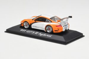 Porsche 911 GT3 R Hybrid 997.2 Presentation White Orange Minichamps 1:43 WAP0201170B Kov – obrázok 3 z 4