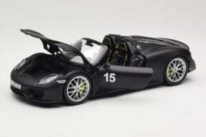 Porsche 918 Spyder Weissach Package Matt Black Minichamps 1:18 110062444 Kov – obrázok 2 z 8