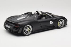 Porsche 918 Spyder Weissach Package Matt Black Minichamps 1:18 110062444 Kov – obrázok 3 z 8