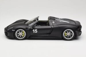 Porsche 918 Spyder Weissach Package Matt Black Minichamps 1:18 110062444 Kov – obrázok 4 z 8