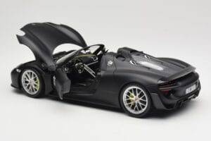 Porsche 918 Spyder Weissach Package Matt Black Minichamps 1:18 110062444 Kov – obrázok 5 z 8