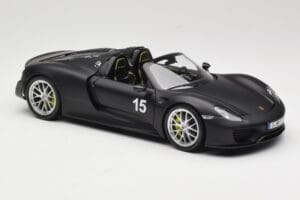 Porsche 918 Spyder Weissach Package Matt Black Minichamps 1:18 110062444 Kov – obrázok 6 z 8