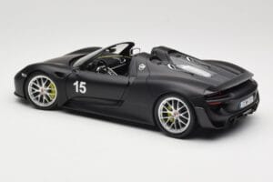 Porsche 918 Spyder Weissach Package Matt Black Minichamps 1:18 110062444 Kov – obrázok 7 z 8