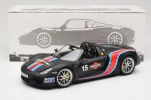 Porsche 918 Spyder Weissach Package Matt Black With Martini Stripes Minichamps 1:18 110062445 Kov – obrázok 8 z 8