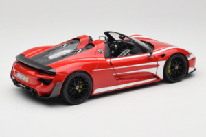 Porsche 918 Spyder Weissach Package Červeno-Biele Pruhy Minichamps 1:18 110062442-O1 Kov – obrázok 3 z 8