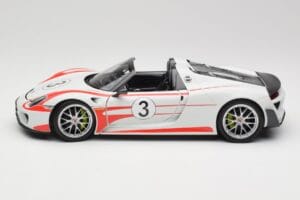 Porsche 918 Spyder Weissach Package Salzburg Minichamps 1:18 110062441 Kov – obrázok 4 z 8