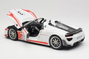Porsche 918 Spyder Weissach Package Salzburg Minichamps 1:18 110062441 Kov – obrázok 5 z 8