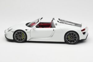Porsche 918 Spyder Biely Minichamps 1:18 110062436 Kov – obrázok 4 z 8