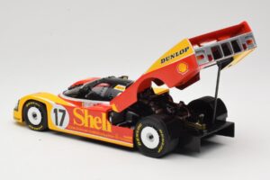 Porsche 962C Group C #17 D. Bell / H-J. Stuck / K. Ludwig 24 Hours of Le Mans 1988 Universal Hobbies 1:18 4704 Kov – obrázok 5 z 8