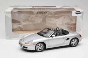 Porsche Boxster 986 Kabriolet Arctic Strieborný Metalíza UT Models 1:18 27852 Kov – obrázok 8 z 8