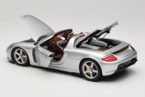 Porsche Carrera GT Silver Metallic Minichamps 1:18 WAP02103014 Kov – obrázok 5 z 8