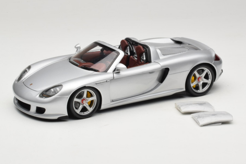 Porsche Carrera GT Silver Metallic Minichamps 1:18 WAP02103014 Kov