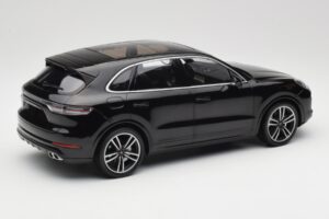 Porsche Cayenne 958 Turbo S Čierny Minichamps 1:18 155066070 Kov – obrázok 2 z 6