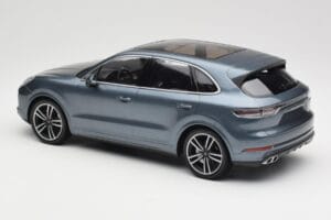 Porsche Cayenne 958 Turbo S Blue Metallic Minichamps 1:18 155066071 Kov – obrázok 5 z 6