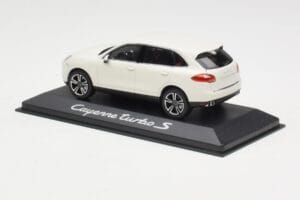 Porsche Cayenne 958 Turbo S Biely Minichamps 1:43 WAP0200220C Kov – obrázok 3 z 4