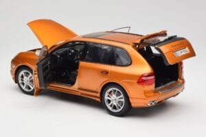 Porsche Cayenne GTS Lava Orange Norev 1:18 187535 Kov – obrázok 5 z 8