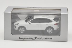 Porsche Cayenne 958 S e-Hybrid Biely Minichamps 1:43 WAP0200040E Kov – obrázok 4 z 4