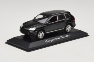 Porsche Cayenne Turbo Dark Green Metallic Minichamps 1:43 WAP02061117 Kov – obrázok 2 z 5