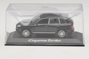Porsche Cayenne Turbo Dark Green Metallic Minichamps 1:43 WAP02061117 Kov – obrázok 4 z 5
