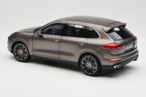 Porsche Cayenne E2 Turbo S Umbra Metalíza Minichamps 1:18 WAP0213020F Kov – obrázok 7 z 8