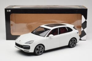 Porsche Cayenne 9YA Turbo Biely Metallic Minichamps 1:18 155042560 Kov – obrázok 8 z 8
