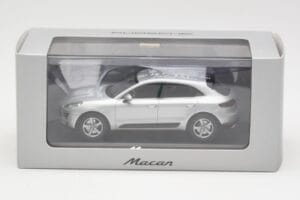 Porsche Macan 95B Silver Grey Metallic Prototyp Minichamps 1:43 WAP0201540E Kov – obrázok 4 z 4