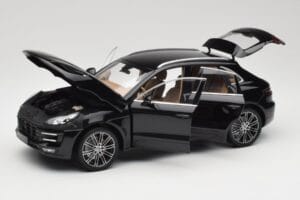 Porsche Macan Turbo 95B Black Metallic Minichamps 1:18 110062502 Kov – obrázok 2 z 8