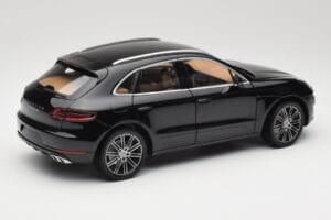 Porsche Macan Turbo 95B Black Metallic Minichamps 1:18 110062502 Kov – obrázok 3 z 8