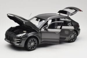 Porsche Macan Turbo 95B Grey Metallic Minichamps 1:18 110062501 Kov – obrázok 2 z 8