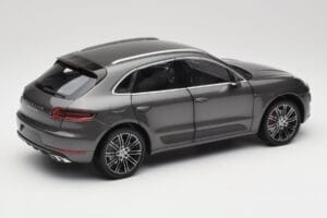 Porsche Macan Turbo 95B Grey Metallic Minichamps 1:18 110062501 Kov – obrázok 3 z 8