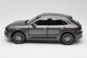 Porsche Macan Turbo 95B Grey Metallic Minichamps 1:18 110062501 Kov – obrázok 4 z 8