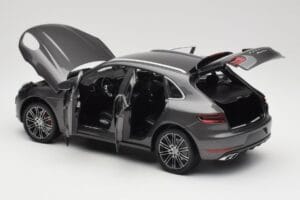 Porsche Macan Turbo 95B Grey Metallic Minichamps 1:18 110062501 Kov – obrázok 5 z 8