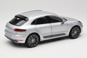 Porsche Macan Turbo 95B Strieborný Minichamps 1:18 110062504 Kov – obrázok 3 z 8
