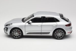 Porsche Macan Turbo 95B Strieborný Minichamps 1:18 110062504 Kov – obrázok 4 z 8