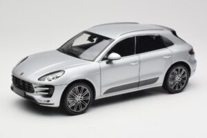 Porsche Macan Turbo 95B Strieborný Minichamps 1:18 110062504 Kov