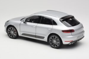Porsche Macan Turbo 95B Strieborný Minichamps 1:18 110062504 Kov – obrázok 5 z 8