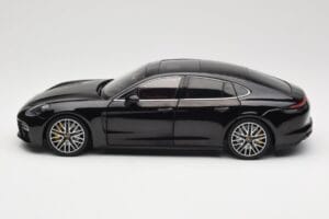 Porsche Panamera 971 Turbo S Čierny Metallic Minichamps 1:18 113061076 Kov – obrázok 4 z 8