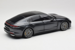Porsche Panamera 971 Turbo S Grey Metallic Minichamps 1:18 113061073 Kov – obrázok 3 z 8